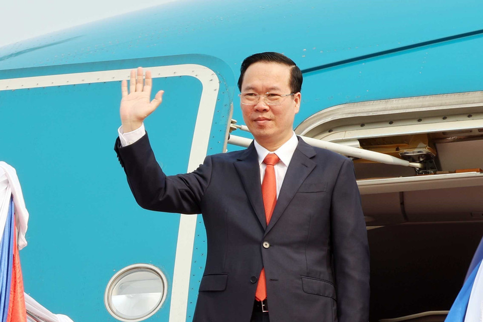 Chủ tịch nước Võ Văn Thưởng đến thủ đô Vientiane, bắt đầu chuyến thăm chính thức nước Cộng hòa dân chủ nhân dân Lào. (Ảnh: Thống Nhất/TTXVN)