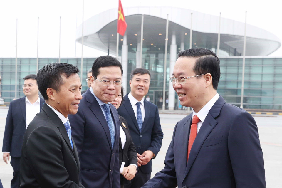 Sáng 10/4, Chủ tịch nước Võ Văn Thưởng cùng Đoàn đại biểu cấp cao Việt Nam rời Hà Nội, sang thăm chính thức Cộng hòa dân chủ nhân dân Lào từ 10 đến 11/4. (Ảnh: Thống Nhất/TTXVN)