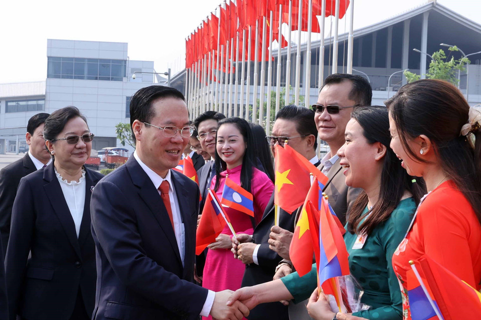 Lễ đón Chủ tịch nước Võ Văn Thưởng tại Sân bay quốc tế Wattay. (Ảnh: Thống Nhất/TTXVN)