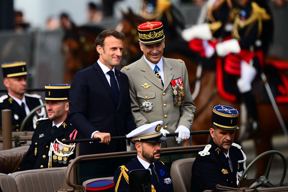 Tổng thống Pháp Emmanuel Macron (trái) tại Lễ Duyệt binh. (Ảnh: AFP/TTXVN)