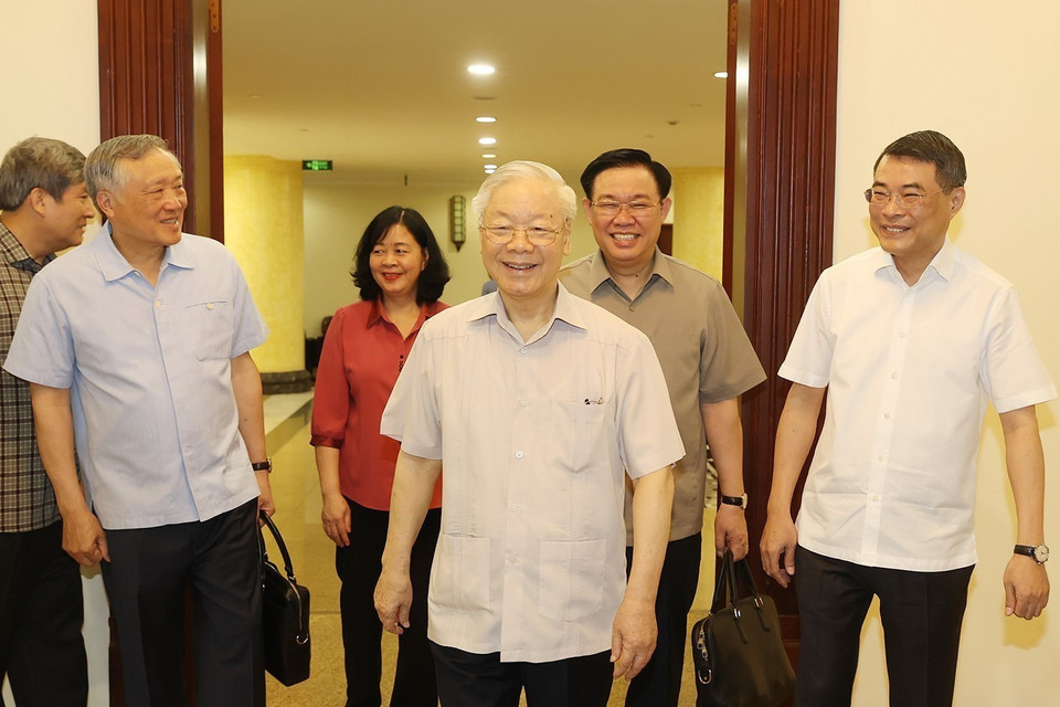 Tổng Bí thư Nguyễn Phú Trọng, các đồng chí Bộ Chính trị, Ban Bí thư và các đại biểu đến dự cuộc họp. (Ảnh: Trí Dũng/TTXVN)