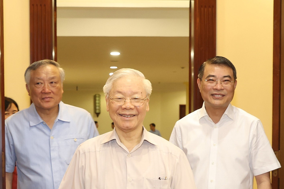 Tổng Bí thư Nguyễn Phú Trọng, các đồng chí Bộ Chính trị, Ban Bí thư và các đại biểu đến dự cuộc họp. (Ảnh: Trí Dũng/TTXVN)