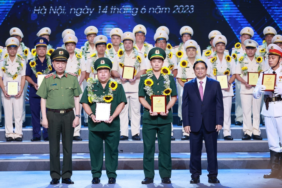 Thủ tướng Phạm Minh Chính và Đại tướng Tô Lâm, Bộ trưởng Bộ Công an trao biểu trưng vinh danh điển hình tiên tiến trong phòng, chống ma túy cho các cá nhân. (Ảnh: Dương Giang/TTXVN)
