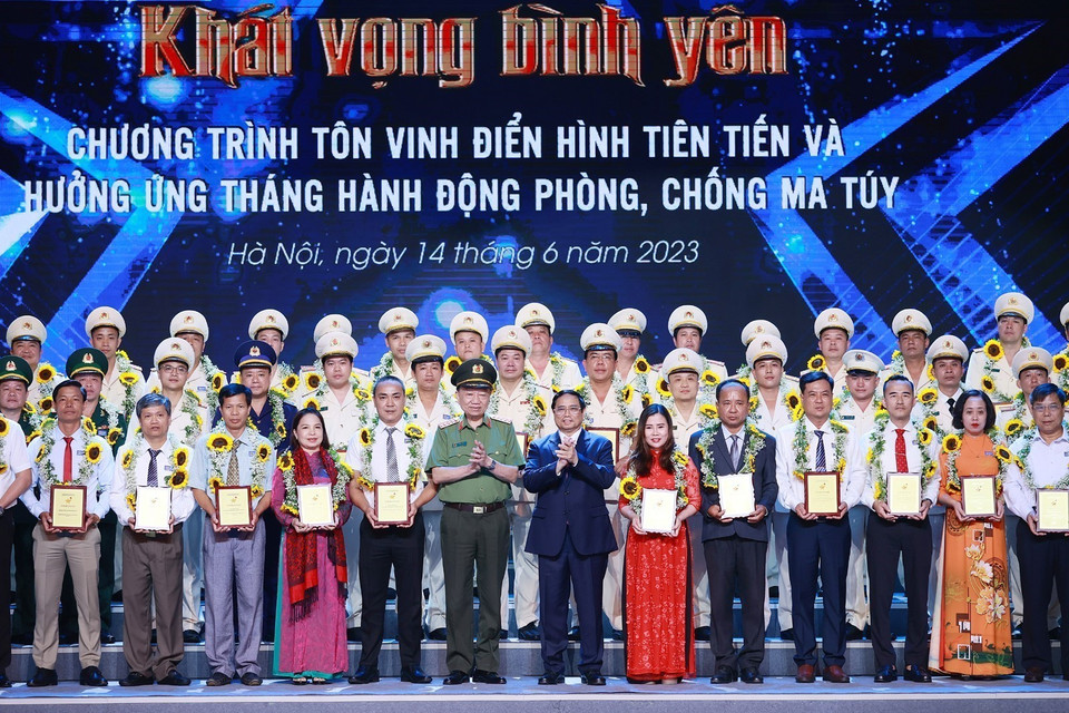 Thủ tướng Phạm Minh Chính và Đại tướng Tô Lâm, Bộ trưởng Bộ Công an với các cá nhân điển hình tiên tiến trong phòng, chống ma túy. (Ảnh: Dương Giang/TTXVN)