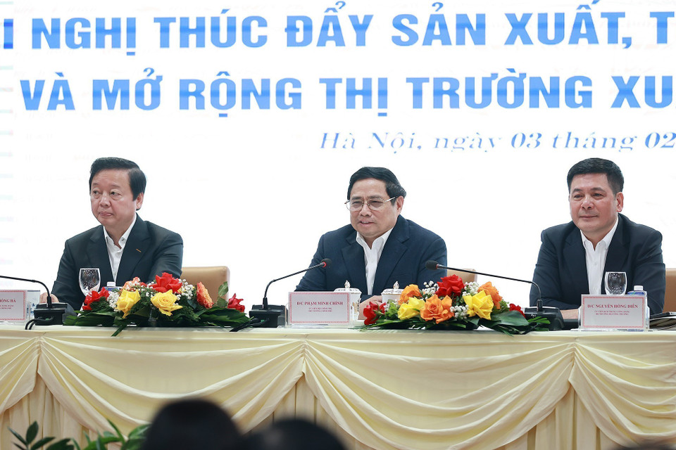 Thủ tướng Phạm Minh Chính, Phó Thủ tướng Trần Hồng Hà và Bộ trưởng Bộ Công thương Nguyễn Hồng Diên chủ trì hội nghị. (Ảnh: Dương Giang/TTXVN)