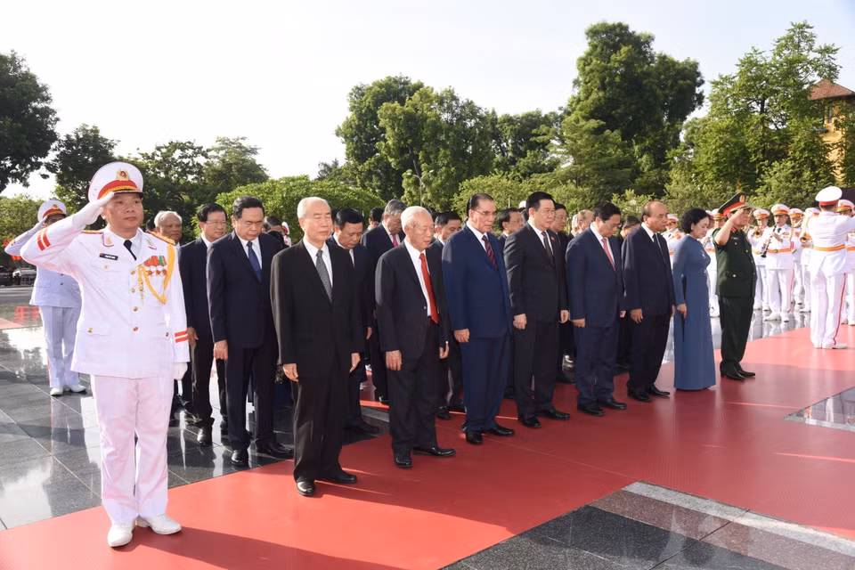 Lãnh đạo Đảng, Nhà nước tưởng niệm các Anh hùng Liệt sỹ. (Ảnh: TTXVN)