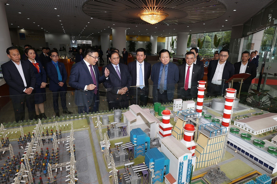 Thủ tướng Phạm Minh Chính nghe giới thiệu về hoạt động khai thác dầu khí. (Ảnh: Dương Giang/TTXVN)