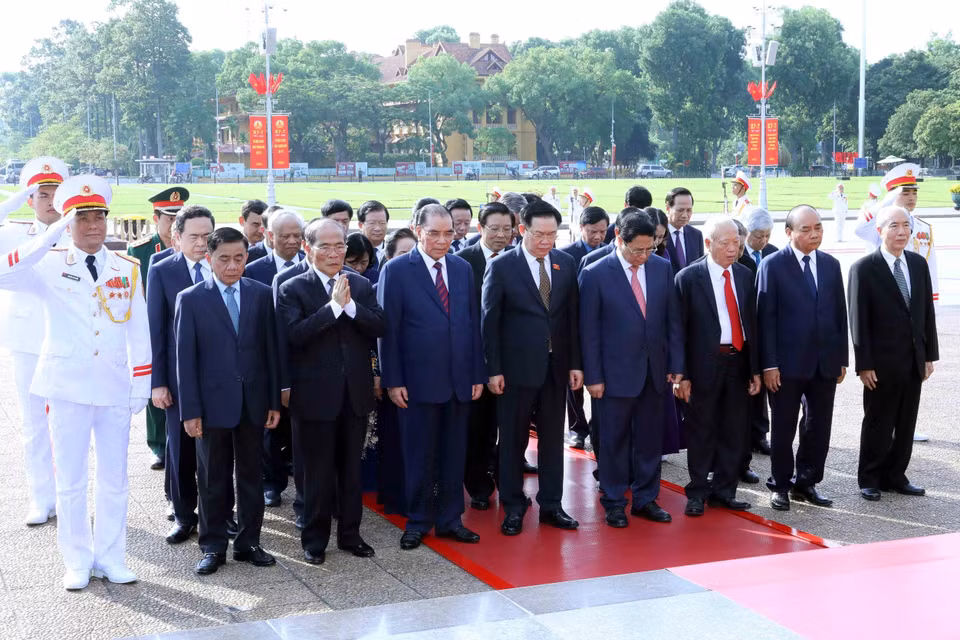 Lãnh đạo Đảng, Nhà nước đến đặt vòng hoa và vào Lăng viếng Chủ tịch Hồ Chí Minh. (Ảnh: An Đăng/TTXVN)