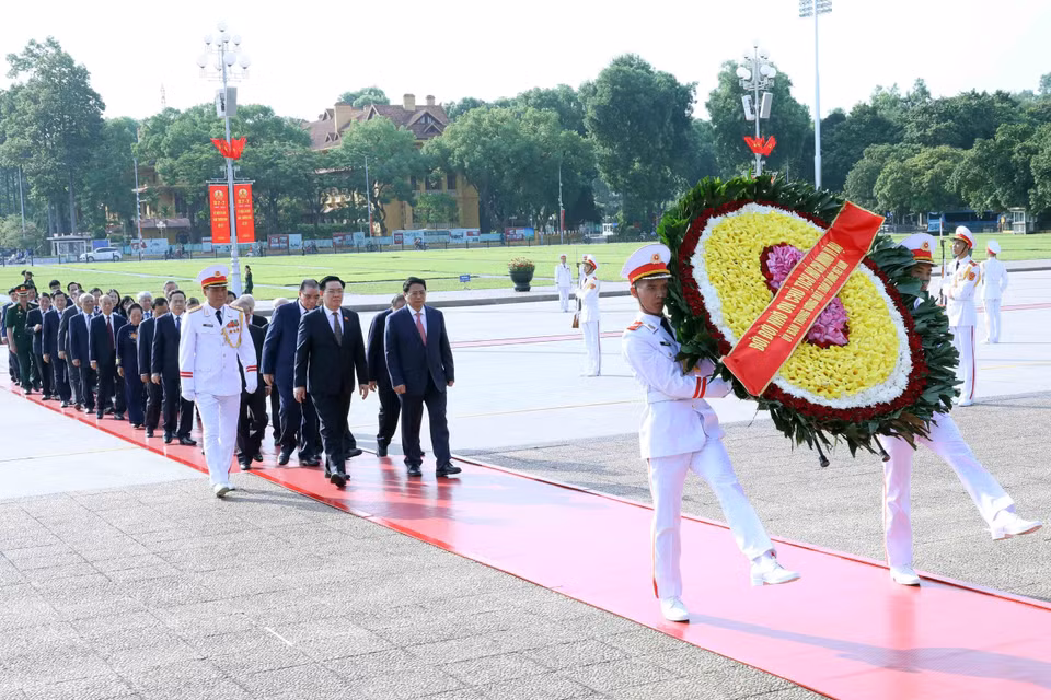 Lãnh đạo Đảng, Nhà nước đến đặt vòng hoa và vào Lăng viếng Chủ tịch Hồ Chí Minh. (Ảnh: An Đăng/TTXVN)