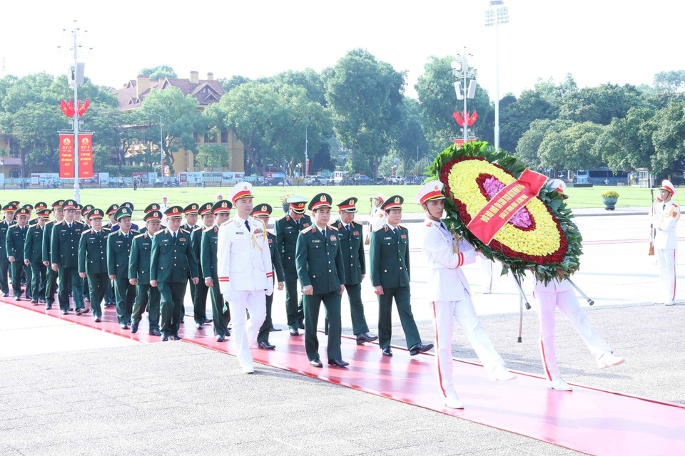 Đoàn đại biểu Quân ủy Trung ương - Bộ Quốc phòng đến đặt vòng hoa và vào Lăng viếng Chủ tịch Hồ Chí Minh. (Ảnh: An Đăng/TTXVN)