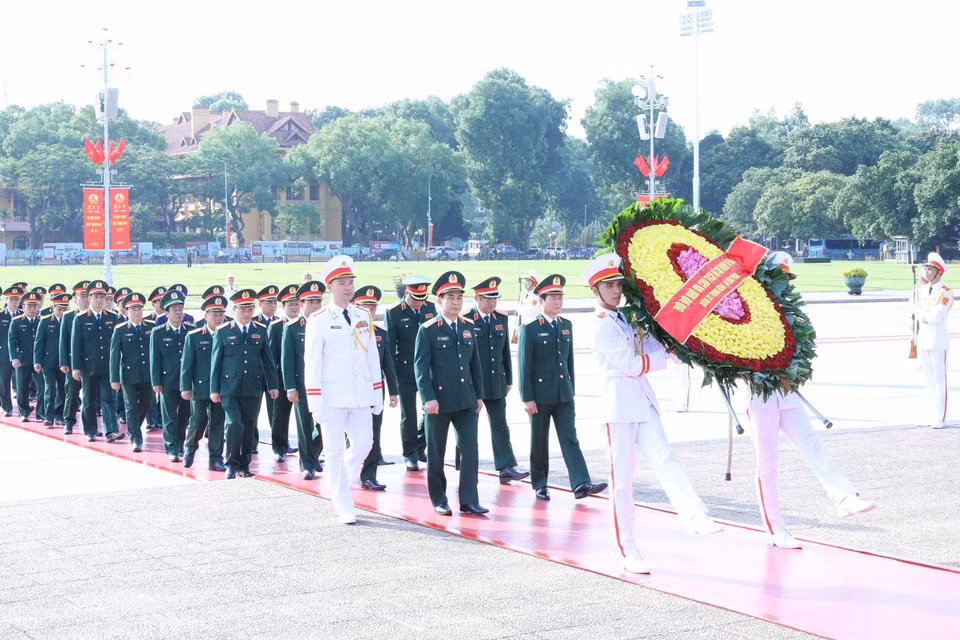 Đoàn đại biểu Quân ủy Trung ương - Bộ Quốc phòng đến đặt vòng hoa và vào Lăng viếng Chủ tịch Hồ Chí Minh. (Ảnh: An Đăng/TTXVN)