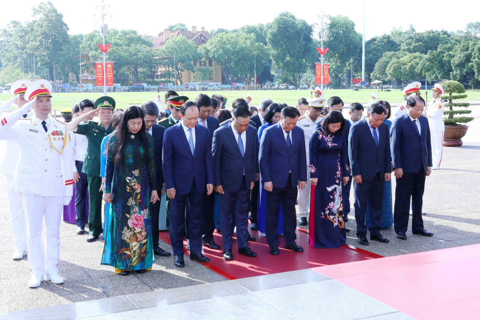 Đoàn đại biểu Thành ủy, Hội đồng Nhân dân, Ủy ban Nhân dân, Ủy ban Mặt trận Tổ quốc Việt Nam thành phố Hà Nội tưởng niệm Chủ tịch Hồ Chí Minh. (Ảnh: An Đăng/TTXVN)