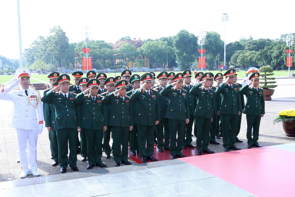 Đoàn đại biểu Quân ủy Trung ương - Bộ Quốc phòng tưởng niệm Chủ tịch Hồ Chí Minh. (Ảnh: An Đăng/TTXVN)