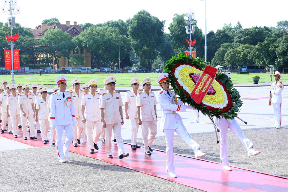 Đoàn đại biểu Đảng ủy Công an Trung ương - Bộ Công an đến đặt vòng hoa và vào Lăng viếng Chủ tịch Hồ Chí Minh. (Ảnh: An Đăng/TTXVN)