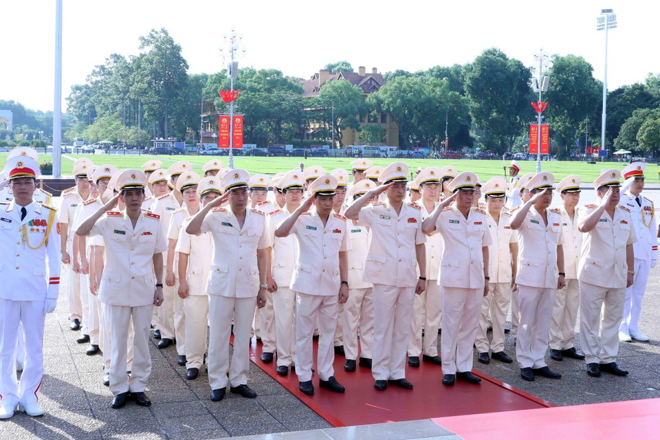 Đoàn đại biểu Đảng ủy Công an Trung ương - Bộ Công an tưởng niệm Chủ tịch Hồ Chí Minh. (Ảnh: An Đăng/TTXVN)