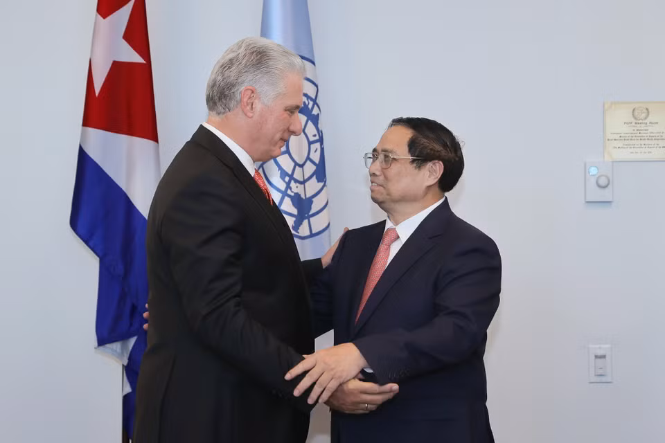 Thủ tướng Phạm Minh Chính gặp Chủ tịch Cuba Miguel Díaz-Canel. (Ảnh: Dương Giang/TTXVN)
