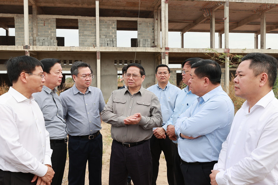 Thủ tướng Phạm Minh Chính kiểm tra các hạng mục, cơ sở vật chất Khu tái định cư Dự án Cảng Hàng không Quốc tế Long Thành. (Ảnh: Dương Giang/TTXVN)