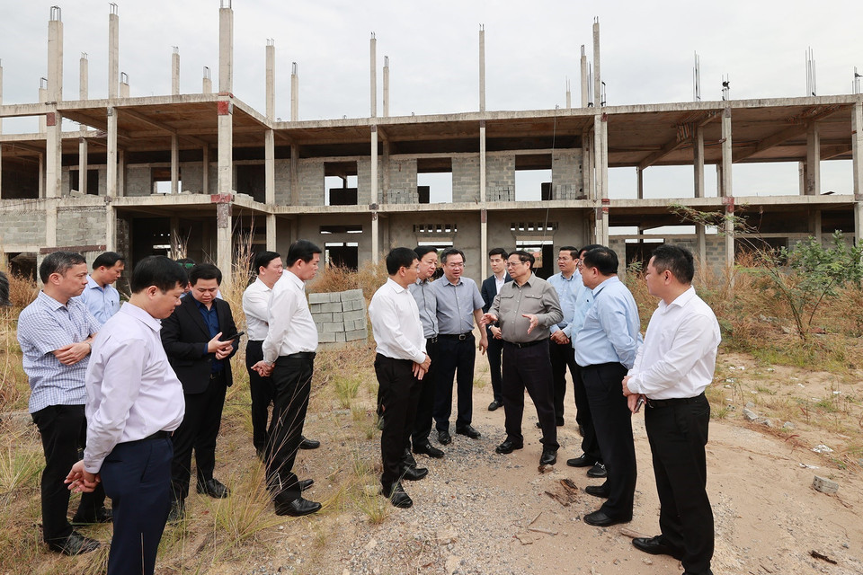 Thủ tướng Phạm Minh Chính kiểm tra các hạng mục, cơ sở vật chất Khu tái định cư Dự án Cảng Hàng không Quốc tế Long Thành. (Ảnh: Dương Giang/TTXVN)