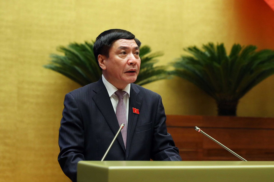 Tổng Thư ký Quốc hội - Chủ nhiệm Văn phòng Quốc hội Bùi Văn Cường trình bày Báo cáo tổng hợp nội dung thẩm tra về việc thực hiện một số nghị quyết của Quốc hội khóa XIV về giám sát chuyên đề, chất vấn từ đầu nhiệm kỳ khóa XV đến hết Kỳ họp thứ 4. (Ảnh: An Đăng/TTXVN)