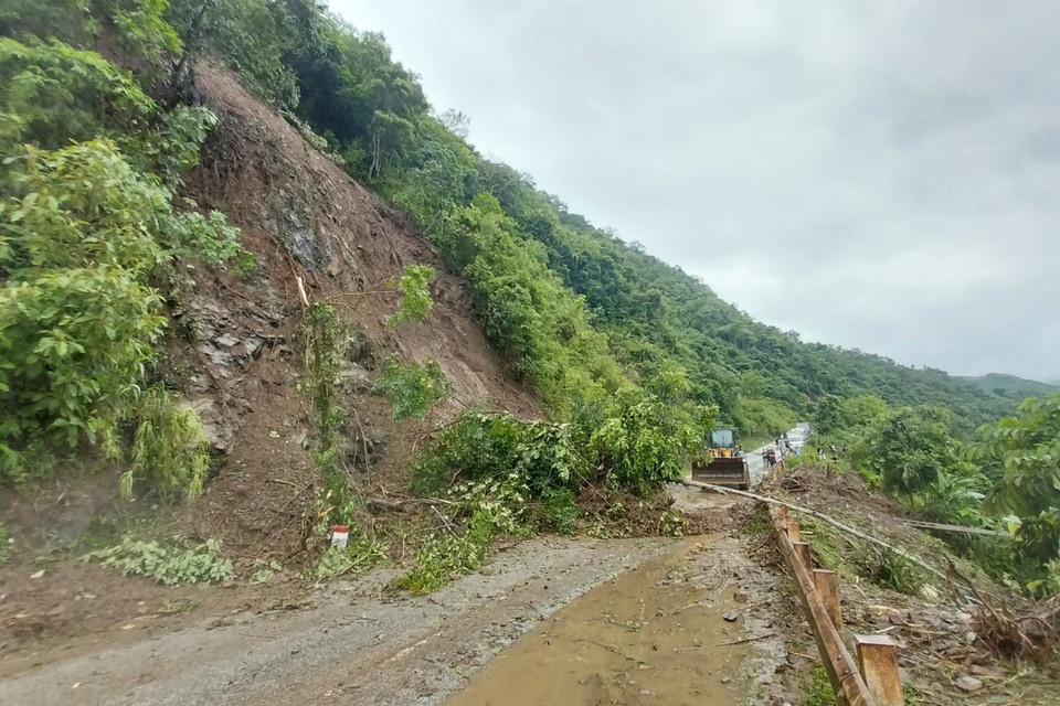 Quang cảnh vụ sạt lở tại Quốc Lộ 279D đoạn qua huyện Mường La. (Ảnh: Quang Quyết /TTXVN)