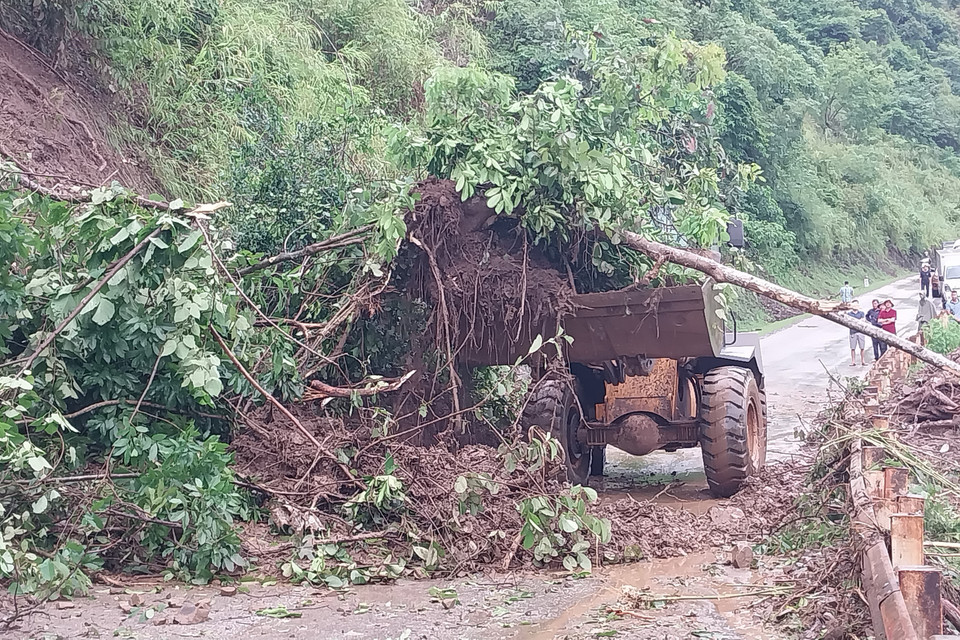 Mưa lớn gây sạt lở tại Quốc Lộ 279D đoạn qua huyện Mường La, Sơn La. (Ảnh: Quang Quyết /TTXVN)