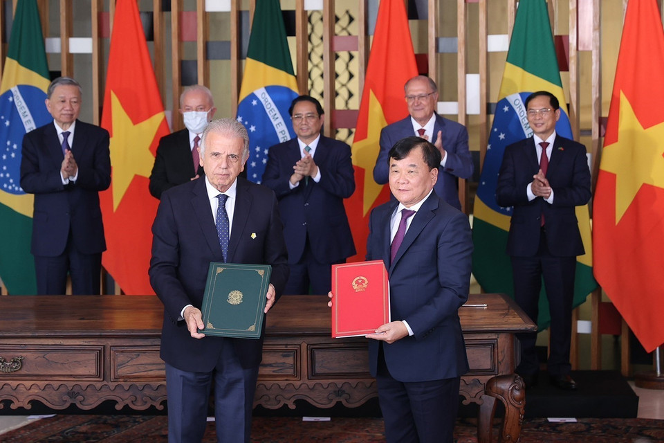 Thủ tướng Phạm Minh Chính và Tổng thống Brazil Lula da Silva chứng kiến ký bản ghi nhớ giữa Bộ Quốc phòng và Bộ Quốc phòng Brazil. (Ảnh: Dương Giang/TTXVN)