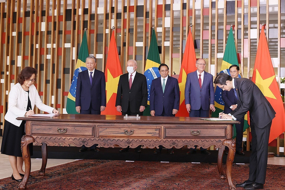 Thủ tướng Phạm Minh Chính và Tổng thống Brazil Lula da Silva chứng kiến ký kết về Kế hoạch Hành động giai đoạn 2024-2025 giữa Học viện Ngoại giao Việt Nam và Học viện Rio Branco. (Ảnh: Dương Giang/TTXVN)