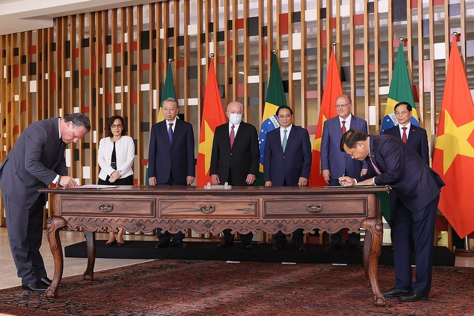 Thủ tướng Phạm Minh Chính và Tổng thống Brazil Lula da Silva chứng kiến ký Bản ghi nhớ Hợp tác Nông nghiệp giữa Bộ Nông nghiệp và Phát triển Nông thôn và Bộ Nông nghiệp và Chăn nuôi Brazil. (Ảnh: Dương Giang/TTXVN)