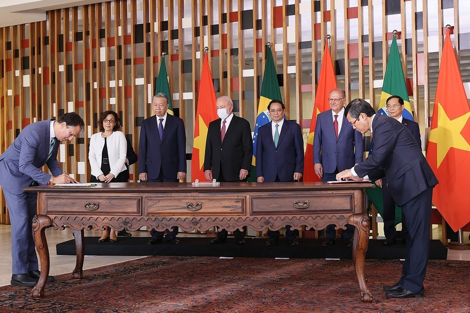 Thủ tướng Phạm Minh Chính và Tổng thống Brazil Lula da Silva chứng kiến ký kết Hợp tác về Giáo dục giữa Chính phủ Việt Nam và Brazil. (Ảnh: Dương Giang/TTXVN)