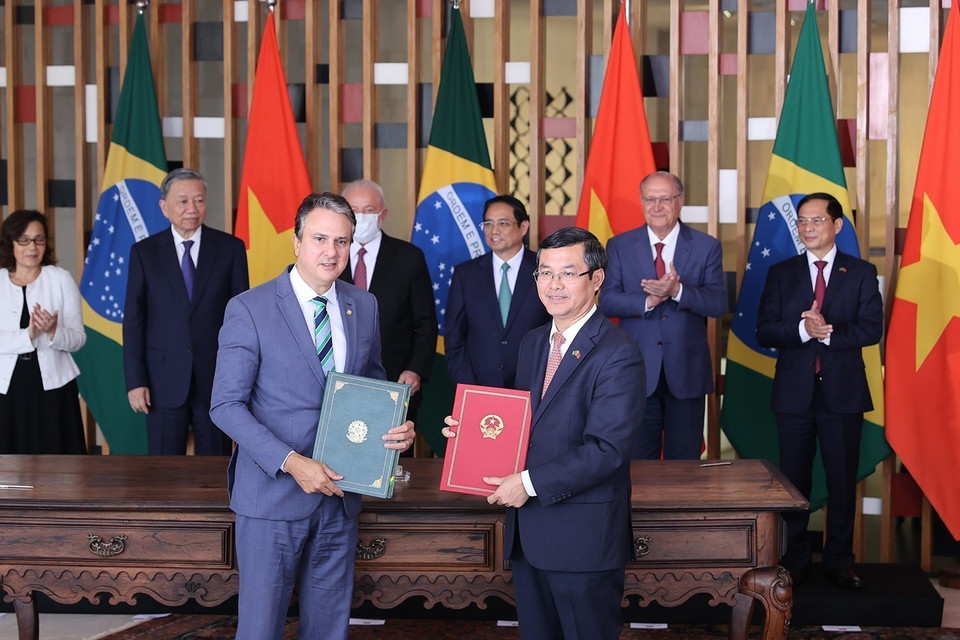 Thủ tướng Phạm Minh Chính và Tổng thống Brazil Lula da Silva chứng kiến ký kết Hợp tác về Giáo dục giữa Chính phủ Việt Nam và Brazil. (Ảnh: Dương Giang/TTXVN)