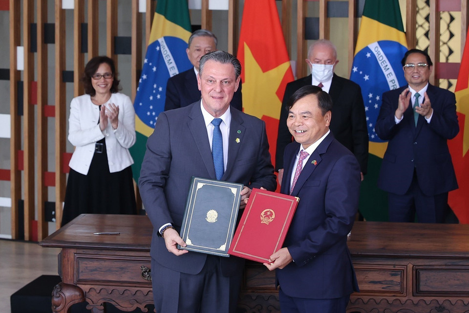 Thủ tướng Phạm Minh Chính và Tổng thống Brazil Lula da Silva chứng kiến ký Bản ghi nhớ Hợp tác Nông nghiệp giữa Bộ Nông nghiệp và Phát triển Nông thôn và Bộ Nông nghiệp và Chăn nuôi Brazil.. (Ảnh: Dương Giang/TTXVN)