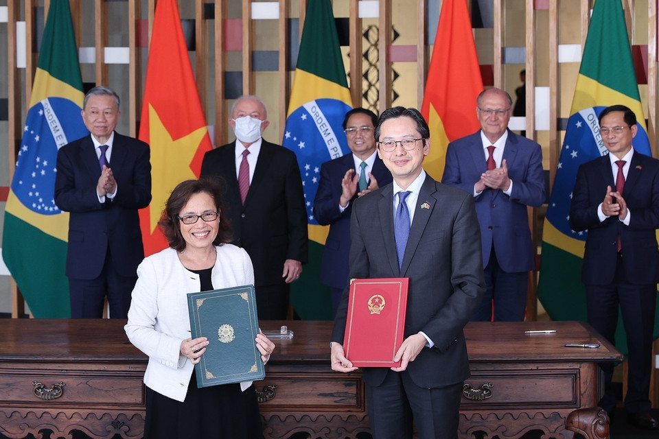 Thủ tướng Phạm Minh Chính và Tổng thống Brazil Lula da Silva chứng kiến ký kết về Kế hoạch Hành động giai đoạn 2024-2025 giữa Học viện Ngoại giao Việt Nam và Học viện Rio Branco. (Ảnh: Dương Giang/TTXVN)