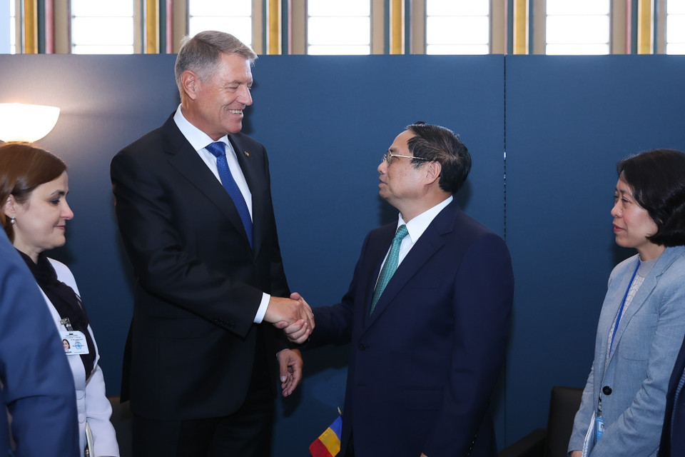 Thủ tướng Phạm Minh Chính gặp Tổng thống Romania Klaus Iohannis. (Ảnh: Dương Giang/TTXVN)