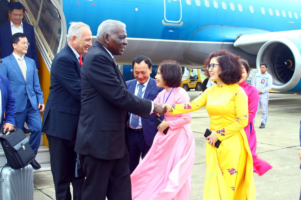 Lãnh đạo tỉnh Quảng Bình đón Chủ tịch Quốc hội Chính quyền Nhân dân Cộng hòa Cuba Esteban Lazo Hernandez tại Sân bay Đồng Hới. (Ảnh: Tá Chuyên/TTTXVN)