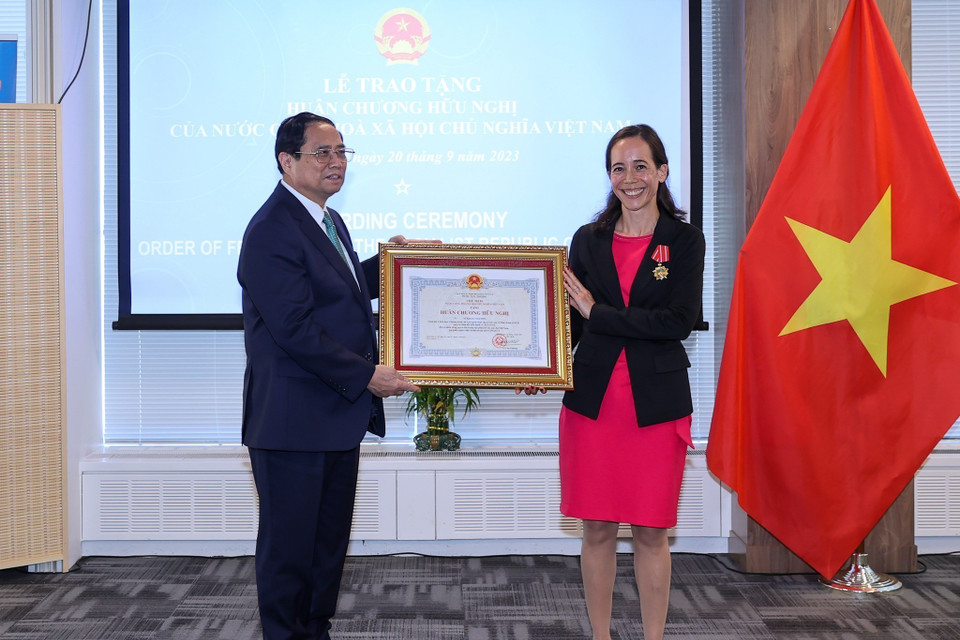 Thủ tướng Phạm Minh Chính trao Huân chương Hữu nghị cho bà Aurélia Nguyen, Giám đốc Chiến lược của Liên minh toàn cầu về vaccine và tiêm chủng. (Ảnh: Dương Giang/TTXVN)