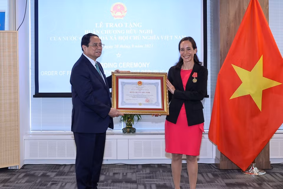 Thủ tướng Phạm Minh Chính trao Huân chương Hữu nghị cho bà Aurélia Nguyen, Giám đốc Chiến lược của Liên minh toàn cầu về vaccine và tiêm chủng. (Ảnh: Dương Giang/TTXVN)