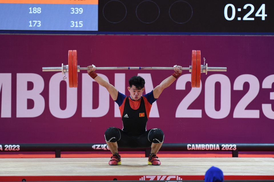 Vận động viên Trần Minh Trí thực hiện phần thi cử tạ hạng cân 67kg nam. (Ảnh: Hoàng Linh/TTXVN)