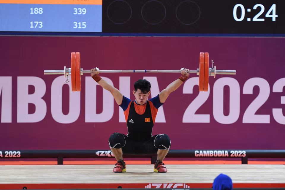 Vận động viên Trần Minh Trí thực hiện phần thi cử tạ hạng cân 67kg nam. (Ảnh: Hoàng Linh/TTXVN)