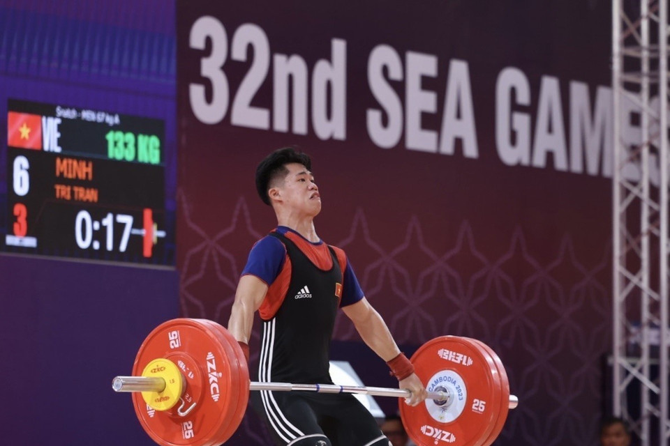 Vận động viên Trần Minh Trí thực hiện phần thi cử đẩy. (Ảnh: Minh Quyết/TTXVN)