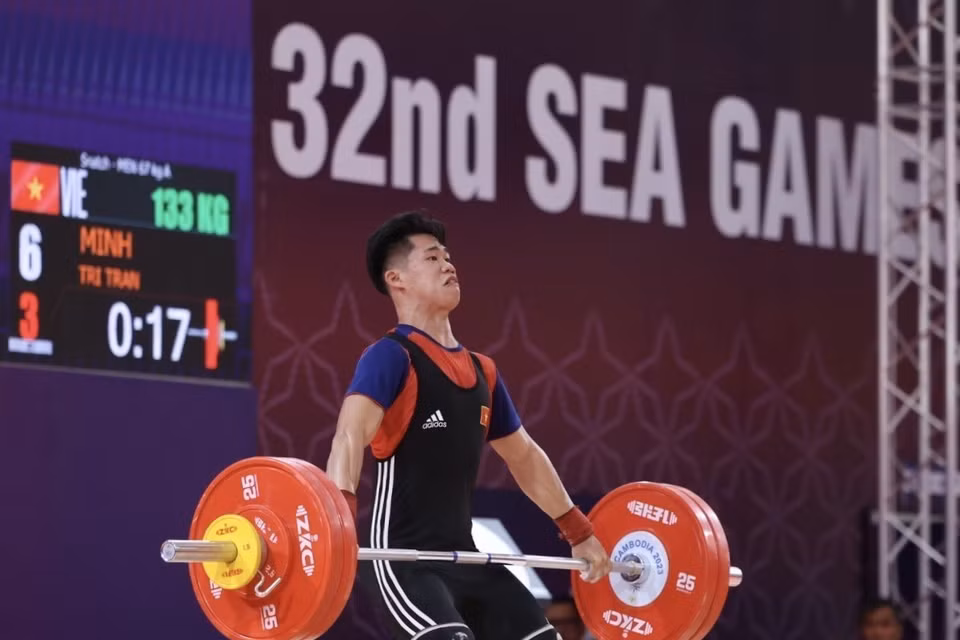 Vận động viên Trần Minh Trí thực hiện phần thi cử đẩy. (Ảnh: Minh Quyết/TTXVN)