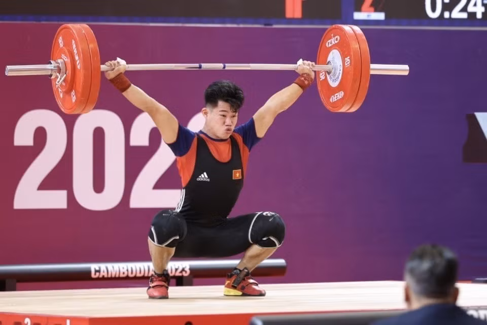 Vận động viên Trần Minh Trí thực hiện phần thi cử đẩy ở lượt cử cuối với mức tạ 176kg, phá kỷ lục SEA Games. (Ảnh: Minh Quyết/TTXVN)