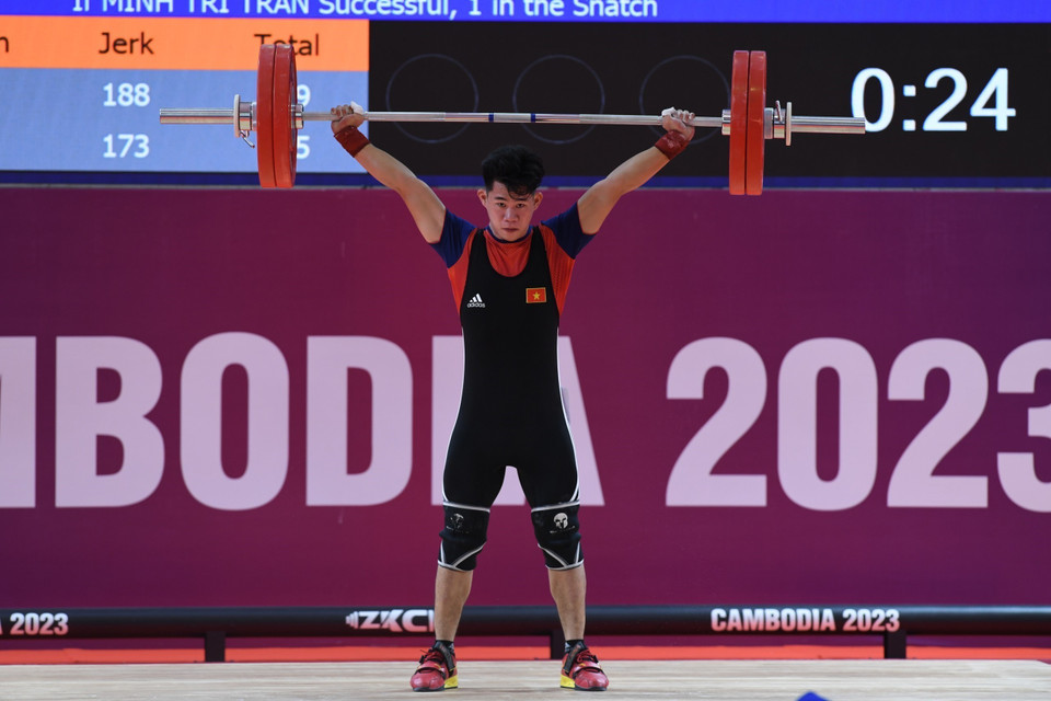 Vận động viên Trần Minh Trí thực hiện phần thi cử tạ hạng cân 67kg nam. (Ảnh: Hoàng Linh/TTXVN)