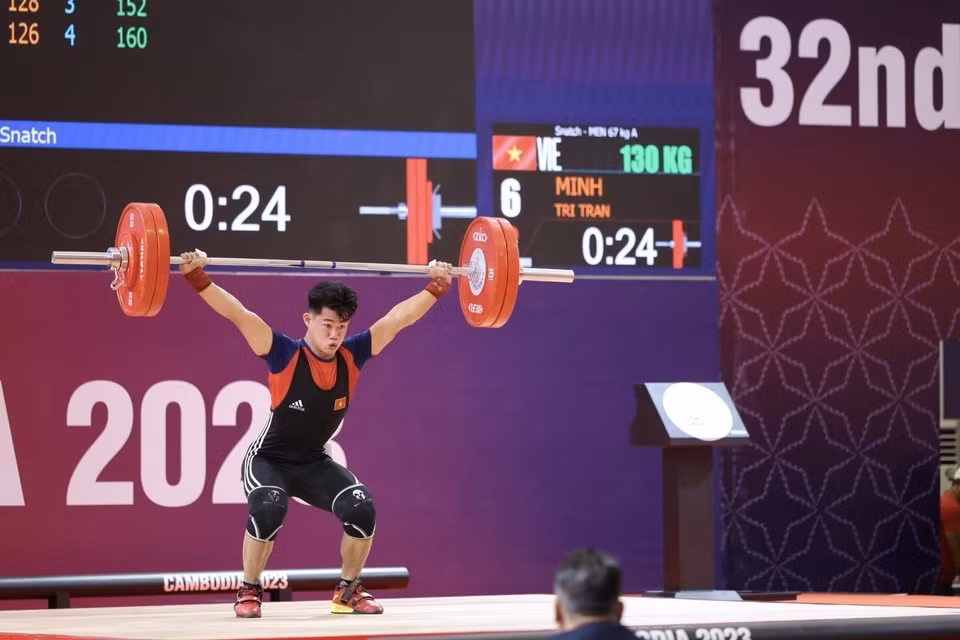 Vận động viên Trần Minh Trí thực hiện phần thi cử đẩy. (Ảnh: Minh Quyết/TTXVN)