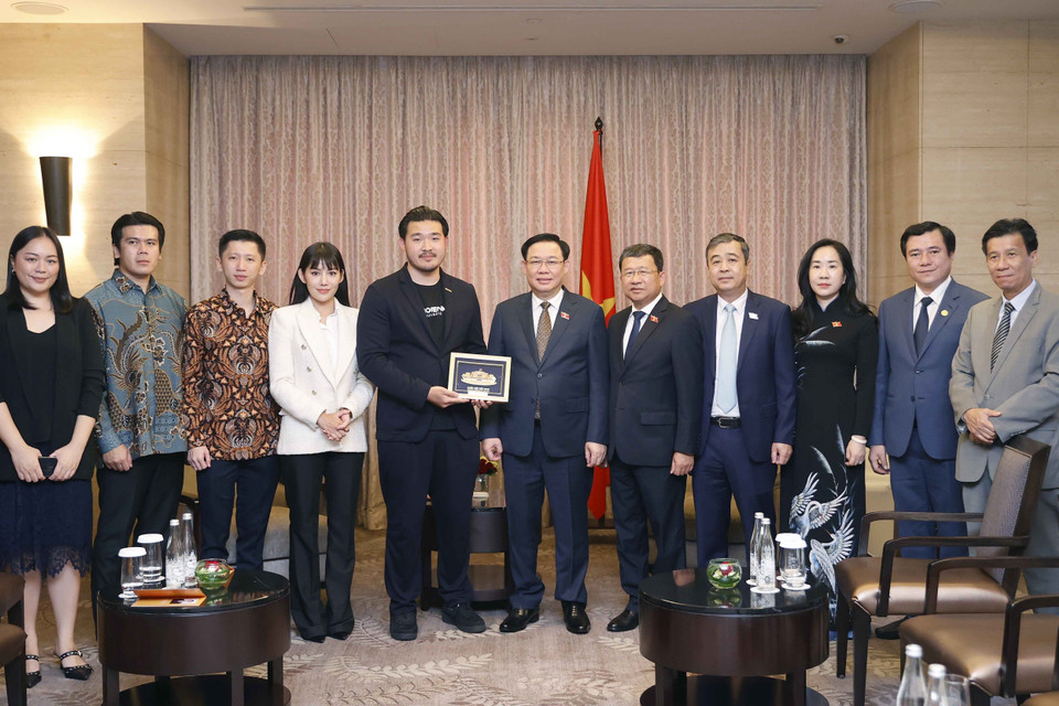 Chủ tịch Quốc hội Vương Đình Huệ với đại biểu. (Ảnh: Doãn Tấn/TTXVN)