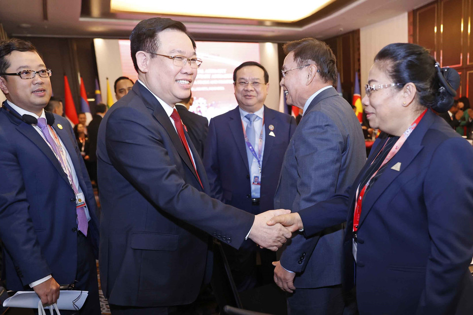 Chủ tịch Quốc hội Vương Đình Huệ với đại biểu. (Ảnh: Doãn Tấn/TTXVN)