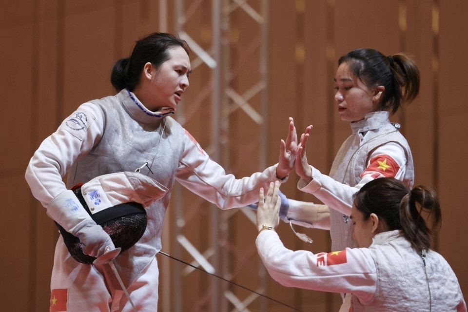 Việt Nam giành huy chương Bạc nội dung kiếm liễu đồng đội nữ khi để thua đại diện của Singapore 23-45 trong trận chung kết. (Ảnh: Minh Quyết/TTXVN)