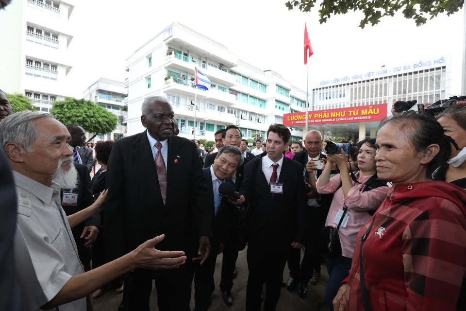 Chủ tịch Quốc hội Chính quyền Nhân dân Cuba Esteban Lazo Hernandez với người dân Quảng Bình. (Ảnh: Minh Quyết/TTXVN)