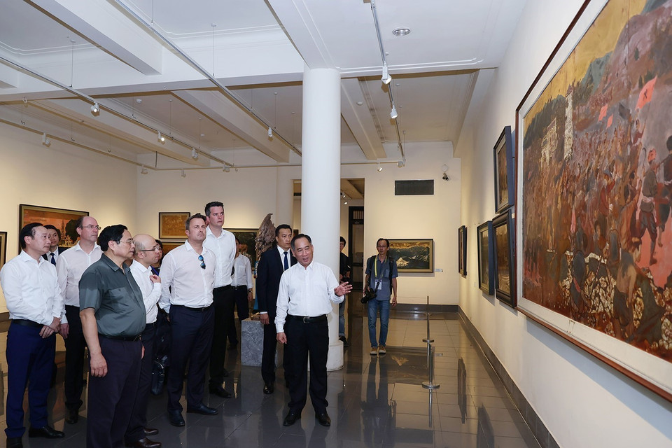 Thủ tướng Phạm Minh Chính và Thủ tướng Đại Công quốc Luxembourg Xavier Bettel tham quan Bảo tàng Mỹ thuật Việt Nam. (Ảnh: Dương Giang/TTXVN)