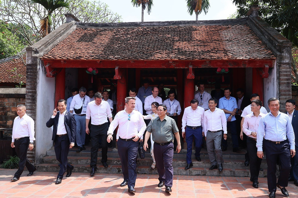 Thủ tướng Phạm Minh Chính và Thủ tướng Đại Công quốc Luxembourg Xavier Bettel tham quan Văn Miếu-Quốc Tử Giám. (Ảnh: Dương Giang/TTXVN)
