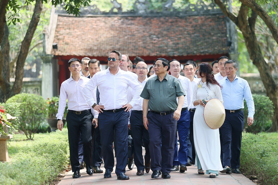 Thủ tướng Phạm Minh Chính và Thủ tướng Đại Công quốc Luxembourg Xavier Bettel tham quan Văn Miếu-Quốc Tử Giám. (Ảnh: Dương Giang/TTXVN)